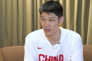 这支队和原来国家队不一样的是？胡金秋：新一届男篮大家团结一心